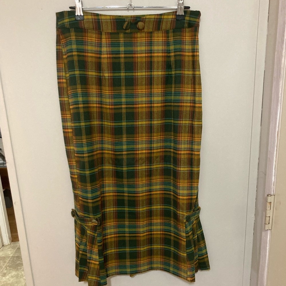 Pencil/wiggle skirt with back kick pleats